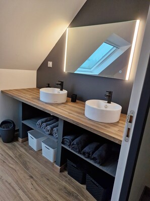 Dusche, Haartrockner, Handtücher, Toilettenpapier