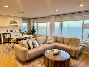 Smart TV, mesa de pingue-pongue, livros