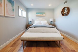 3 habitaciones, tabla de planchar con plancha y cuna de viaje