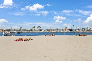 En la playa, camastros y toallas de playa