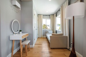 Smart-tv, ett bordtennisbord och böcker