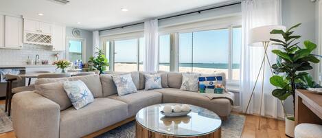 Una Smart TV, una mesa de tenis de mesa, libros