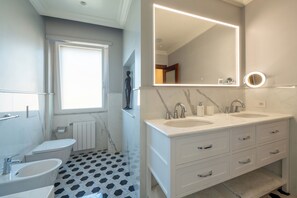 Regadera, secadora de cabello, bidet, toallas 