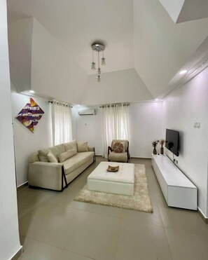 Economy-Apartment, Balkon, Stadtblick | Wohnbereich | Flachbildfernseher