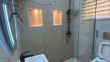 Apartemen Ekonomi, balkon, pemandangan kota | Kamar mandi | Perlengkapan mandi gratis, pengering rambut, handuk, dan sabun