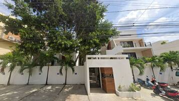 Departamento, 2 habitaciones, para fumadores, alberca privada | Estacionamiento | Estacionamiento gratis