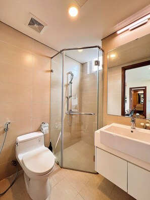 Ducha, secador de pelo, bidet, toallas