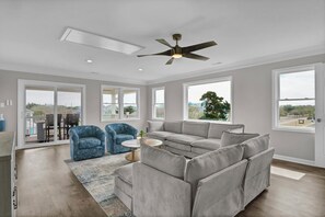 Una televisión, libros