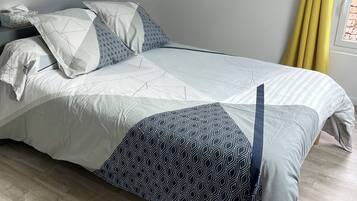 2 chambres, fer et planche à repasser, Wi-Fi, draps fournis