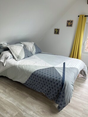 2 bedrooms, iron/ironing board, WiFi, bed sheets - Renovated country house. (Noyers-Saint-Martin)