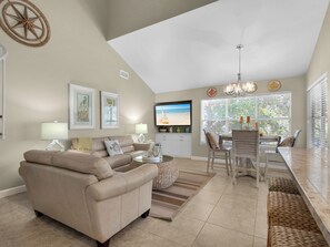 Smart TV - Gorgeous 2nd floor Cottage Near Beach and Pool (Miramar Beach)