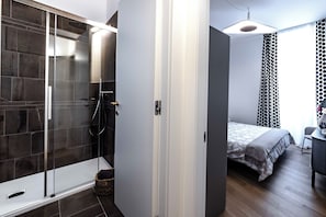 Shower, hair dryer, bidet, towels