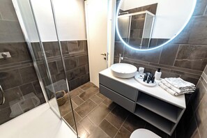 Bruser, hårtørrer, bidet, håndklæder