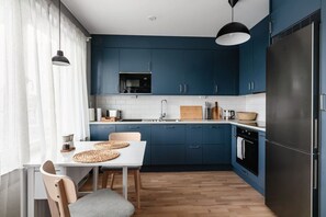 Fridge, microwave, oven, stovetop - Stylish modern apartment in Stockholm (Stockholms län)
