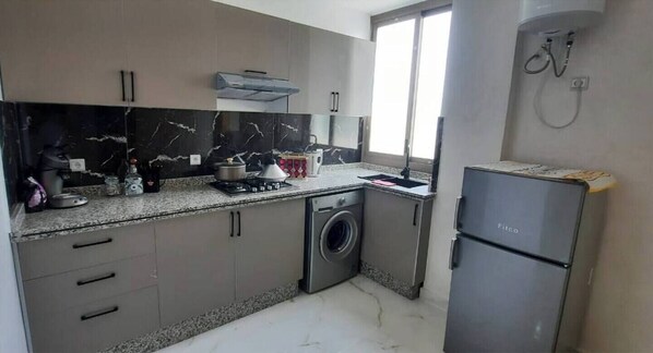 Plaque de cuisson, cafetière/bouilloire, bouilloire électrique