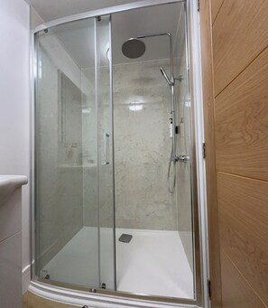 Dusche, umweltfreundliche Kosmetikartikel, Haartrockner, Handtücher
