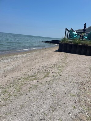 På stranden