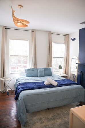 1 bedroom, desk, free WiFi, bed sheets - The Maiden Voyage: Themed,Steps to Forsyth,King Bed,Grill,Games,Picnic Basket (Savannah)