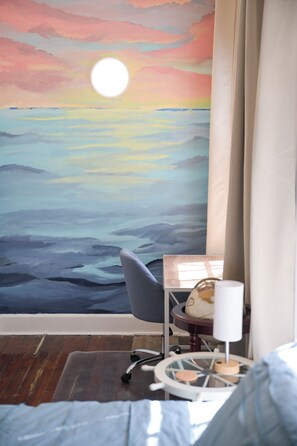 1 dormitorio, escritorio, tabla de planchar con plancha y cuna de viaje
