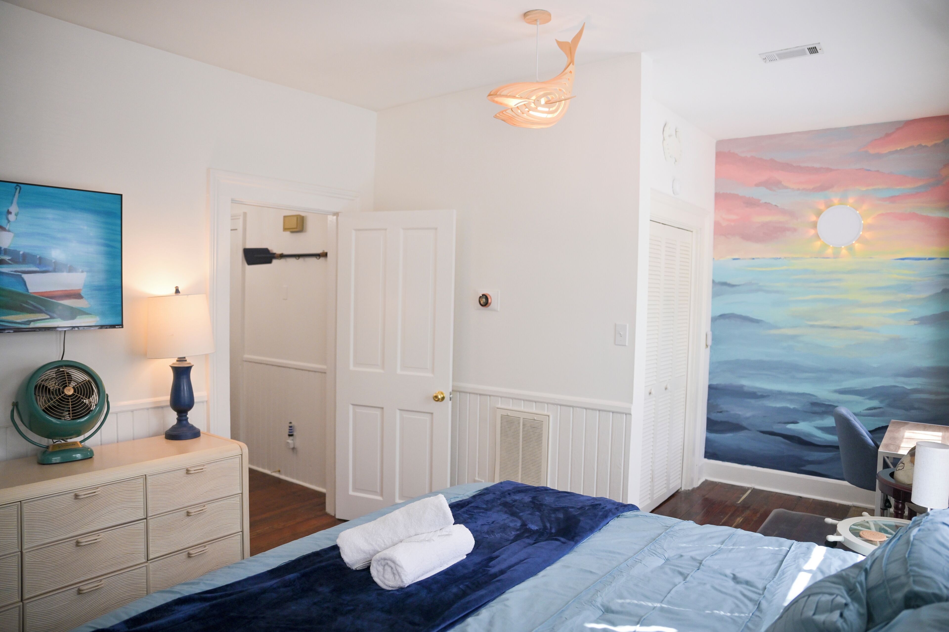 1 soverom, skrivebord, strykejern/-brett og reiseseng for barn