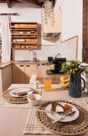 Een koelkast, een oven, een kookplaat, een koffiezetapparaat/waterkoker