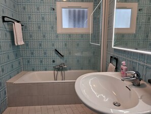 Hårtork, handdukar och toalettpapper
