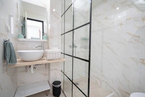 Secadora de cabello, toallas, papel de baño 