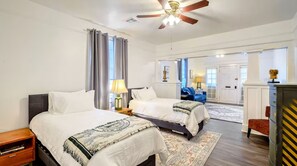 2 bedrooms, desk, iron/ironing board, free WiFi - 1 block to Trolley, Short walk to Historic Cemeteries, Clean, Coffee Bar (New Orleans)