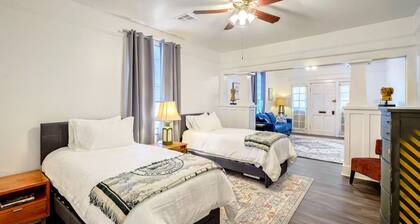 Historic NOLA Mid City Shotgun home. Quick walk to Streetcar line & Cemeteries