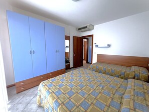 1 bedroom, WiFi, bed sheets - Residence Eurostar two-room apartment 50 m. from the sea with swimming pool (Bibione)