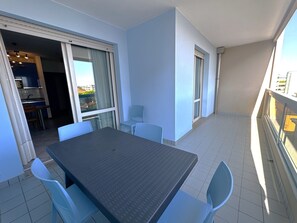 Outdoor dining - Residence Eurostar two-room apartment 50 m. from the sea with swimming pool (Bibione)