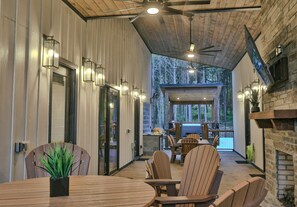 Dining - Private Micro-Resort w/ Pool + Pickleball Ct (Broken Bow)