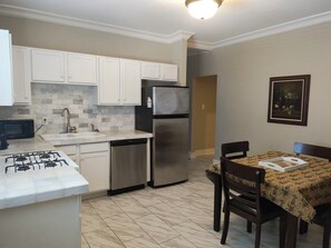 Micro-ondes, four, plaque de cuisson, lave-vaisselle