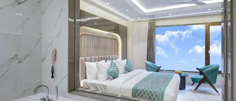 Executive Studio | Bathroom | Shower, bathrobes, slippers, towels