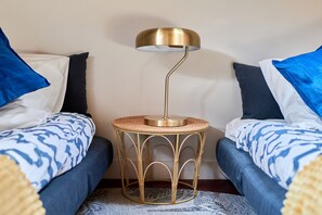 3 bedrooms, iron/ironing board, travel crib, free WiFi - Elegant Townhouse with Free Parking, a Stone's Throw from the Cathedral! (Reims)