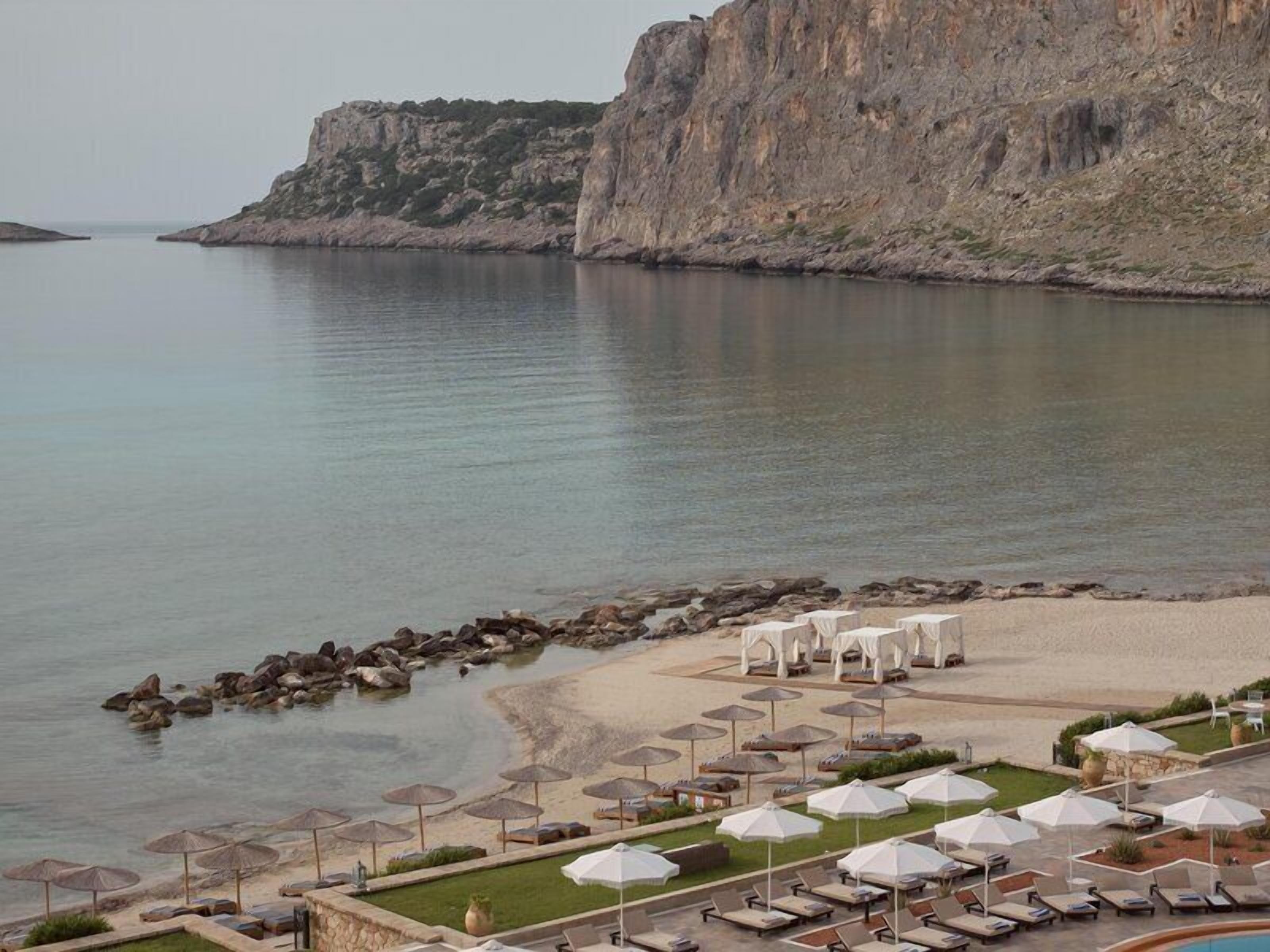 En la playa, sillas reclinables de playa, sombrillas, toallas de playa