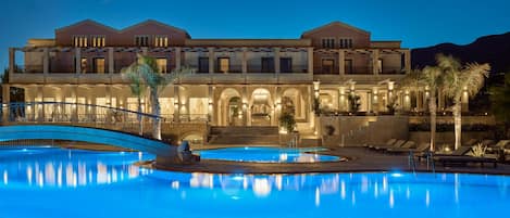 En säsongsöppen utomhuspool, parasoller och solstolar