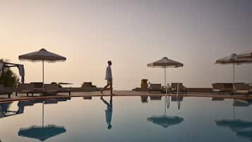 Una piscina al aire libre de temporada (de 10:00 a 18:00), sombrillas