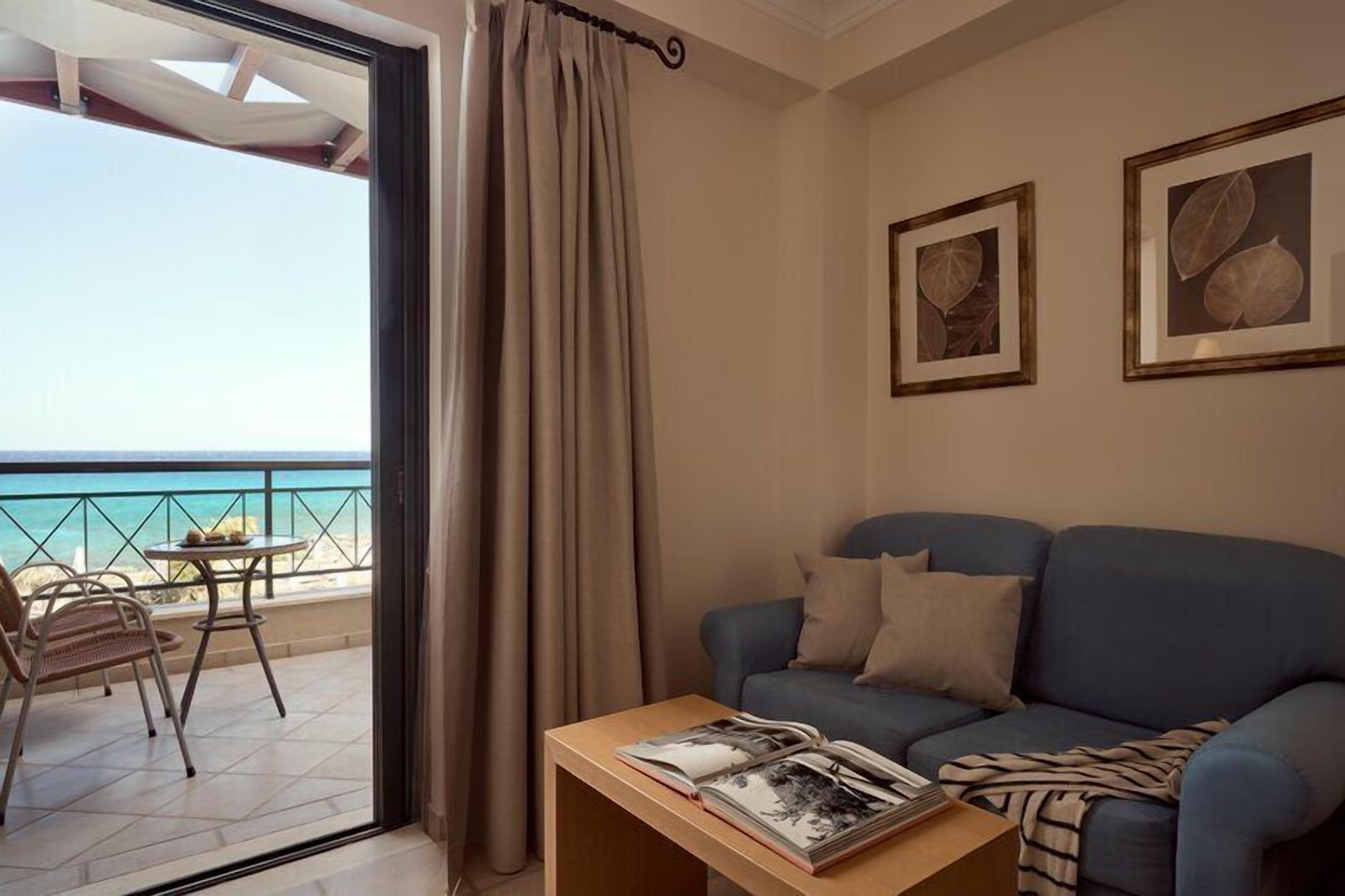 Habitación doble, vista al mar | Área de sala de estar | Televisión de pantalla plana de 32 pulgadas con canales por cable 
