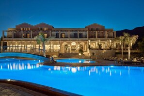 Piscina externa sazonal, funciona das 10h às 18h, guarda-sóis