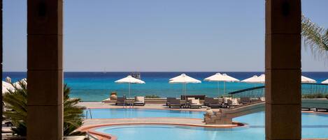 Außenpool (je nach Saison geöffnet), Sonnenschirme, Liegestühle