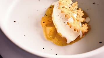 2 restaurants, breakfast served