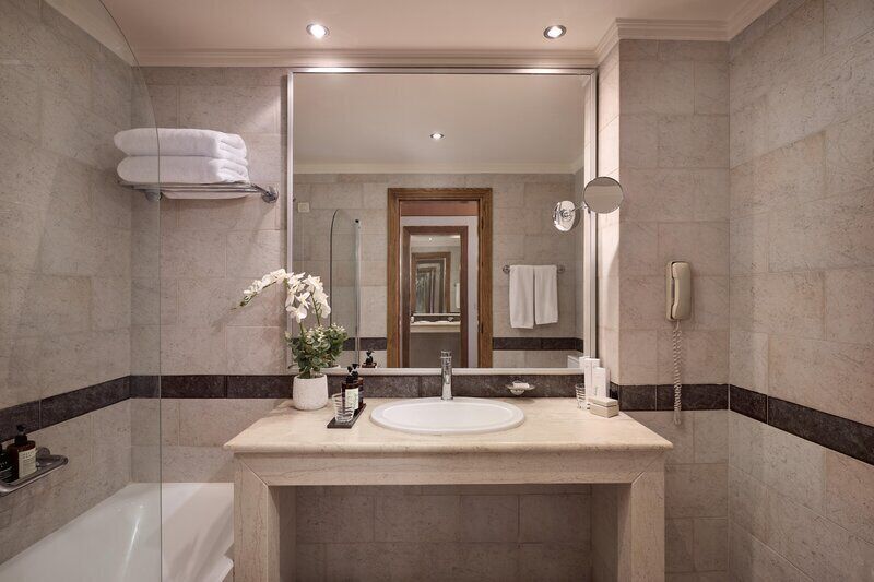 Dúplex, vistas parciales al mar | Baño | Artículos de higiene personal gratuitos, secador de pelo y albornoces