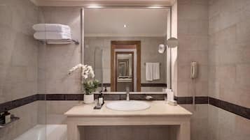 Dúplex, vistas parciales al mar | Baño | Artículos de higiene personal gratuitos, secador de pelo y albornoces