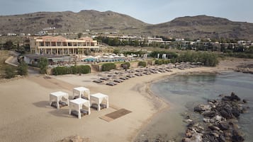 Am Strand, Liegestühle, Sonnenschirme, Strandtücher