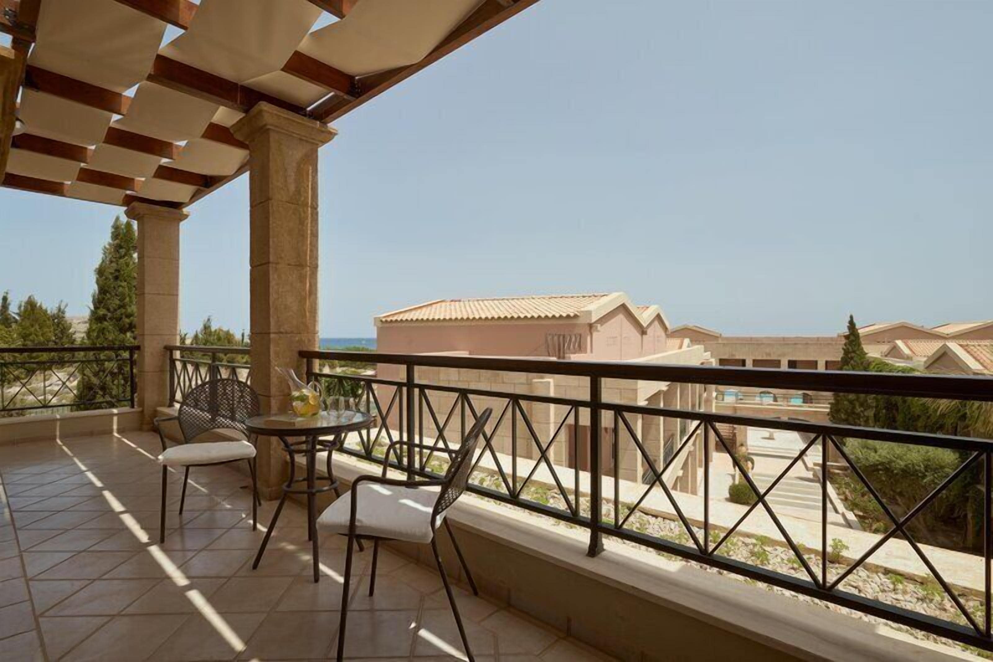 Dúplex, vista parcial al mar | Restaurante al aire libre | 2 restaurantes; se sirven desayunos y cenas