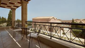Dúplex, vista parcial al mar | Restaurante al aire libre | 2 restaurantes; se sirven desayunos y cenas