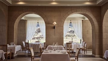 2 restaurantes; se sirven desayunos y cenas
