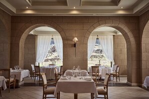 2 restaurantes: opção de café da manhã e jantar