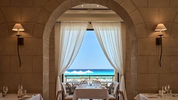 2 restaurants, breakfast served